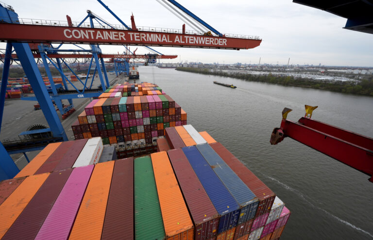 ARCHIV - 26.03.2024, Hamburg: Container werden auf dem Container Terminal Altenwerder (CTA) im Hamburger Hafen umgeschlagen. Der Internationale Währungsfonds (IWF) hat seine Konjunkturprognose für Deutschland erneut nach unten korrigiert. Foto: Marcus Brandt/dpa +++ dpa-Bildfunk +++ (KEYSTONE/DPA/Marcus Brandt)