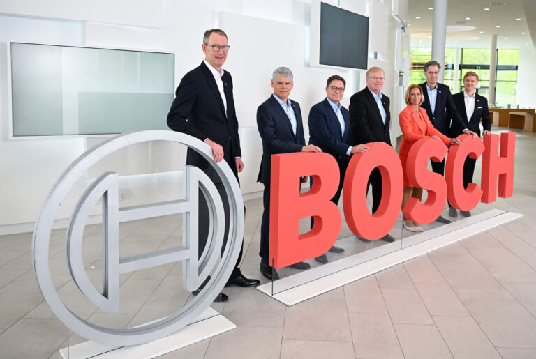 18.04.2024, Baden-Württemberg, Renningen: Die Vorstände des Technologie-Konzerns Bosch Christian Fischer (l-r), Markus Forschner, Stefan Grosch, Stefan Hartung (Vorsitzender), Tanja Rückert, Markus Heyn und Frank Meyer stehen bei der Bilanz-Pressekonferenz des Konzerns an einem Bosch Logo. Foto: Bernd Weißbrod/dpa +++ dpa-Bildfunk +++ (KEYSTONE/DPA/Bernd Weißbrod)