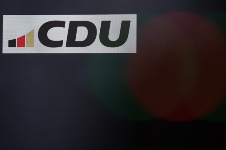 19.04.2024, Berlin: Auf einer LED Wand ist ein CDU-Logo zu sehen. Auf der Pressekonferenz wird die Europawahl-Kampagne der CDU präsentiert. Foto: Hannes P. Albert/dpa +++ dpa-Bildfunk +++ (KEYSTONE/DPA/Hannes P Albert)