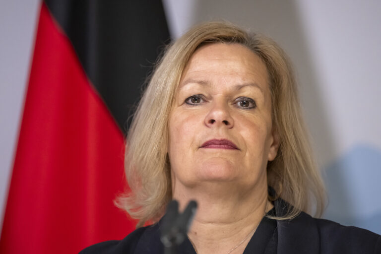 Nancy Faeser (Bundesministerin des Innern und fuer Heimat der Bundesrepublik Deutschland) an einer Medienkonferenz in Basel, am Montag, 22. April 2024. Die Schweiz war dieses Jahr Gastgeberin des Arbeitstreffens der Innenministerinnen und -minister der deutschsprachigen Laender Deutschland, Oesterreich, Liechtenstein, Luxemburg und der Schweiz. (KEYSTONE/Georgios Kefalas)