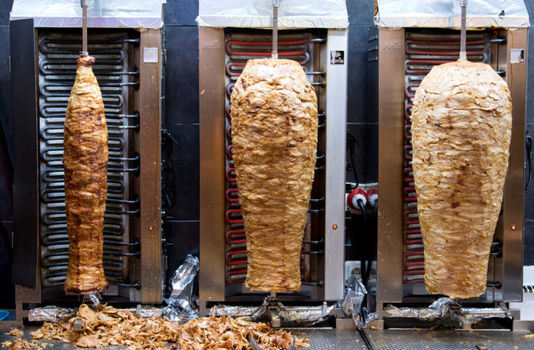 ARCHIV - 07.02.2019, Bayern, München: Dönerspieße drehen sich in einem Imbiss. (zu dpa: «Steinmeier reist mit Dönerspieß und Imbissbesitzer in die Türkei») Foto: Sven Hoppe/dpa +++ dpa-Bildfunk +++ (KEYSTONE/DPA/Sven Hoppe)