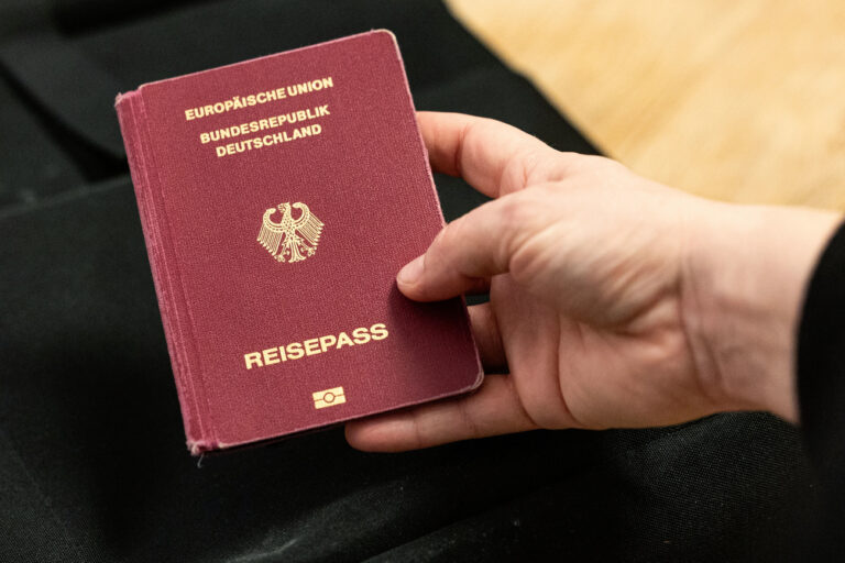 ILLUSTRATION - 01.02.2024, Berlin: Ein Mensch hält einen deutschem Reisepass in der Hand. (zu dpa: «EuGH: Wer andere Staatsbürgerschaft annimmt, kann deutsche verlieren») Foto: Hannes P Albert/dpa +++ dpa-Bildfunk +++ (KEYSTONE/DPA/Hannes P Albert)