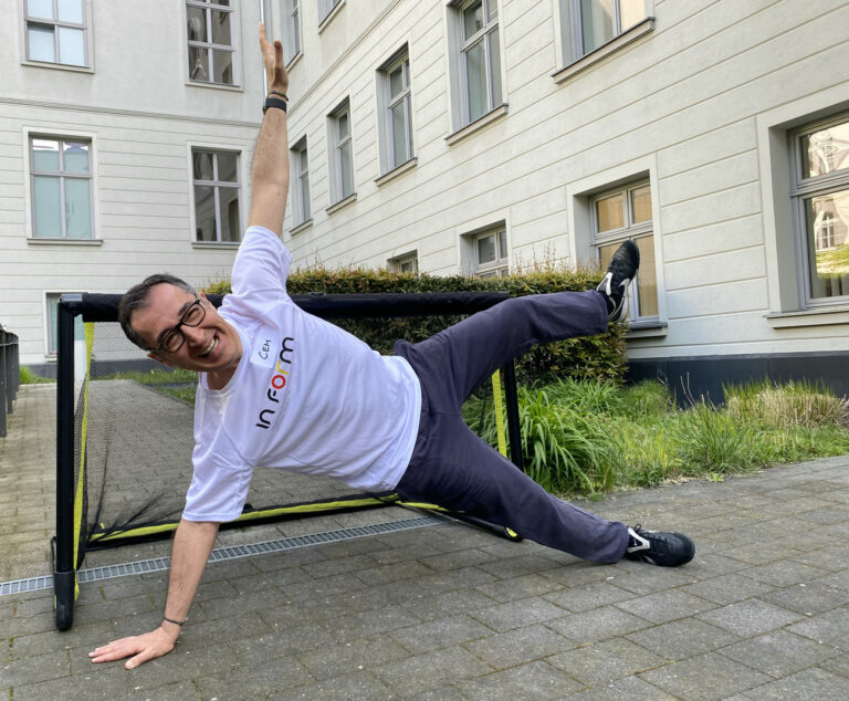 dpatopbilder - 26.04.2024, Berlin: Bundesernährungsminister Cem Özdemir (Grüne) macht eine Dehnübung vor einem kleinen Tor. Anlass war ein kurzes Fußballspiel mit Kindern nach einem Frühstück zum Thema gesündere Ernährung. Foto: Sascha Meyer/dpa +++ dpa-Bildfunk +++ (KEYSTONE/DPA/Sascha Meyer)