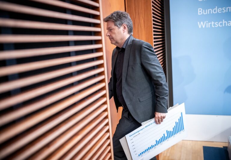 26.04.2024, Berlin: Robert Habeck (Bündnis 90/Die Grünen), Bundesminister für Wirtschaft und Klimaschutz, nimmt an einer Pressekonferenz zum Thema Fortschritt bei der Energiewende teil. Foto: Michael Kappeler/dpa +++ dpa-Bildfunk +++ (KEYSTONE/DPA/Michael Kappeler)