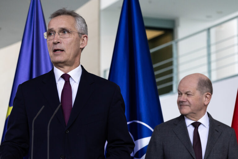 26.04.2024, Berlin: Jens Stoltenberg (l), Generalsekretär der Nato, und Bundeskanzler Olaf Scholz (SPD) stehen bei einer Pressekonferenz vor Flaggen im Kanzleramt. Foto: Hannes P. Albert/dpa +++ dpa-Bildfunk +++ (KEYSTONE/DPA/Hannes P Albert)