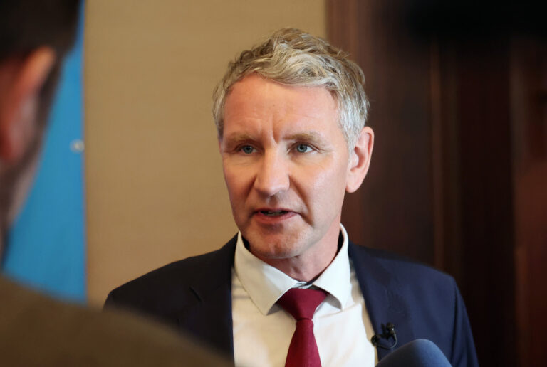 27.04.2024, Thüringen, Pfiffelbach: Björn Höcke, Vorsitzender der AfD in Thüringen, steht beim Landesparteitag der AfD Thüringen im Tagungssaal und spricht mit Journalisten. Der Landesparteitag der Thüringer AfD beschäftigt sich mit der Aufstellung des Programms zur Landtagswahl in Thüringen. Foto: Bodo Schackow/dpa +++ dpa-Bildfunk +++ (KEYSTONE/DPA/Bodo Schackow)