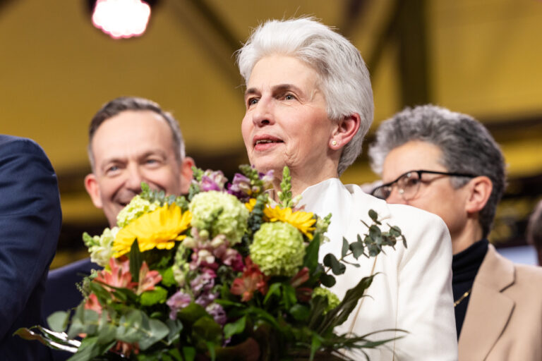 27.04.2024, Berlin: Marie-Agnes Strack-Zimmermann, FDP-Spitzenkandidatin zur Europawahl, erhält einen Blumenstrauß nach ihrer Rede auf dem Bundesparteitag. Foto: Hannes P. Albert/dpa +++ dpa-Bildfunk +++ (KEYSTONE/DPA/Hannes P Albert)