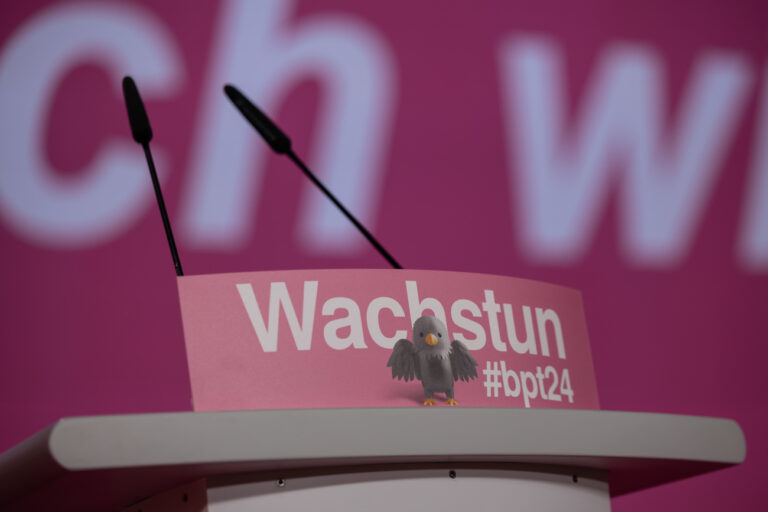 28.04.2024, Berlin: ·Wachstun #bdp24· steht auf einem Aufsteller mit Adlerküken am Rednerpult auf dem Bundesparteitag der FDP . Foto: Hannes P. Albert/dpa +++ dpa-Bildfunk +++ (KEYSTONE/DPA/Hannes P Albert)