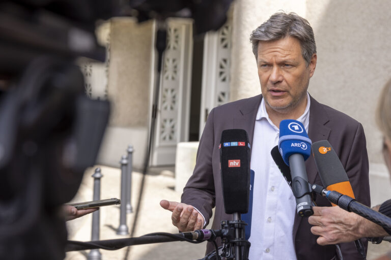 30.04.2024, Niedersachsen, Hannover: Der Bundesminister für Wirtschaft und Klimaschutz Robert Habeck besucht in Hannover die Chemie-Arbeitstage im Leibnitzsaal und bei Fragen der Journalisten. (zu dpa: «Habeck warnt vor Produktionsverlagerung bei Medikamenten») Foto: Helmut Fricke/dpa +++ dpa-Bildfunk +++ (KEYSTONE/DPA/Helmut Fricke)