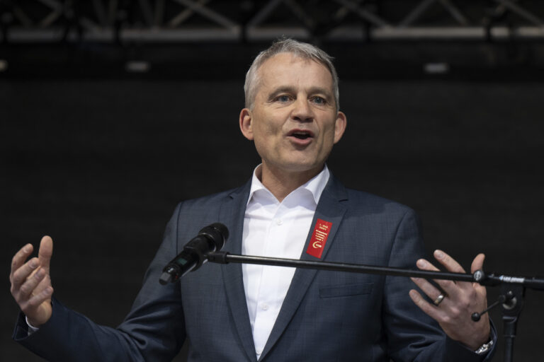 Bundesrat Beat Jans spricht auf dem Bundesplatz bei der 1. Mai Kundgebung nach dem Motto Praemien runter und Loehne rauf, am Mittwoch, 1. Mai 2024, in Bern. (KEYSTONE/Peter Schneider)