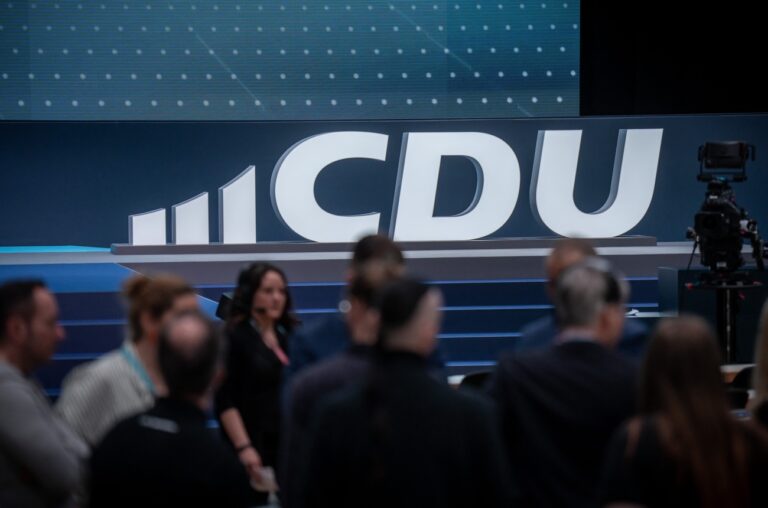 05.05.2024, Berlin: Das Logo der CDU ist in der Halle für den CDU-Bundesparteitag aufgebaut. Drei Tage lang beraten die CDU Delegierten und stimmen über ein neues Grundsatzprogramm der Union ab. Foto: Michael Kappeler/dpa +++ dpa-Bildfunk +++ (KEYSTONE/DPA/Michael Kappeler)