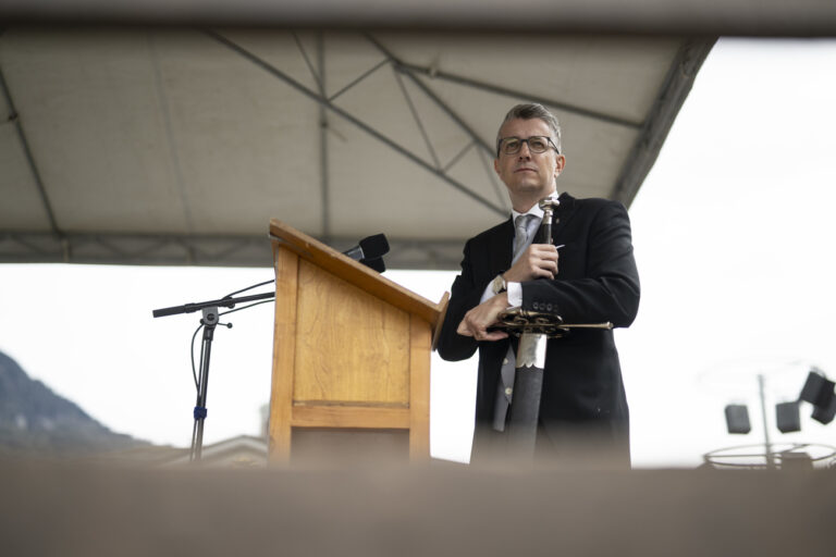 Landammann Benjamin Muehlemann am Sonntag, 5. Mai 2024 in Glarus. Die Versammlung, die jedes Jahr am ersten Mai-Sonntag stattfindet, ist das oberste gesetzgebende Organ des Gebirgskantons. Sie ist eine Mischung aus Volksabstimmung und Parlament. (KEYSTONE/Gian Ehrenzeller)