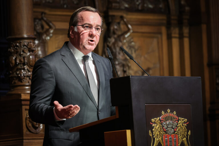 06.05.2024, Hamburg: Boris Pistorius (SPD), Bundesminister der Verteidigung, spricht beim 74. Übersee-Tag im Großen Festsaal im Rathaus. Foto: Christian Charisius/dpa +++ dpa-Bildfunk +++ (KEYSTONE/DPA/Christian Charisius)