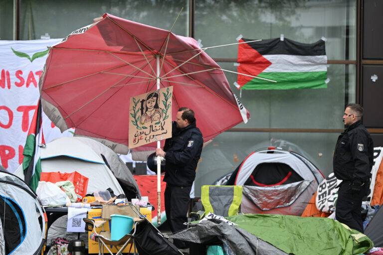 07.05.2024, Berlin: Polizeibeamte räumen nach der Räumung einer pro-palästinensischen Demonstration der Gruppe «Student Coalition Berlin» auf dem Theaterhof der Freien Universität Berlin das Camp ab. Propalästinensische Aktivisten haben am Dienstag einen Hof der Freien Universität in Berlin besetzt. Foto: Sebastian Christoph Gollnow/dpa +++ dpa-Bildfunk +++ (KEYSTONE/DPA/Sebastian Gollnow)