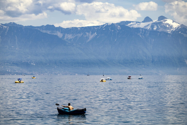 Une personne profite du soleil et du beau temps en faisant du canoe sur le Leman a Ouchy lors du week-end de l'Ascension le samedi 11 mai 2024 a Lausanne. (KEYSTONE/Jean-Christophe Bott)