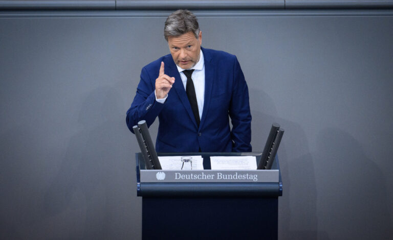 15.05.2024, Berlin: Robert Habeck (Bündnis 90/Die Grünen), Bundesminister für Wirtschaft und Klimaschutz, spricht in der Aktuellen Stunde der Plenarsitzung im Deutschen Bundestag. Die Hauptthemen der 168. Sitzung der 20. Legislaturperiode sind, neben der Befragung der Bundesregierung, eine Aktuelle Stunde zum «Kernkraft-Aus», ein Gesetzentwurf zur Änderung des Bundesdatenschutzgesetzes und das Abkommen zur grenzüberschreitenden Berufsausbildung mit Frankreich. Foto: Bernd von Jutrczenka/dpa +++ dpa-Bildfunk +++ (KEYSTONE/DPA/Bernd von Jutrczenka)