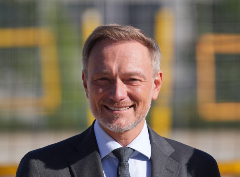 15.05.2024, Berlin: Bundesfinanzminister Christian Lindner (FDP) lächelt vor Beginn der Hauptversammlung des Verbandes Deutscher Lokalzeitungen und Lokalmedien (VDL) auf der Volleyballanlage Beach Mitte. Foto: Soeren Stache/dpa +++ dpa-Bildfunk +++ (KEYSTONE/DPA/Soeren Stache)