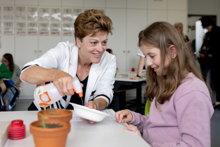 Silvia Steiner, Bildungsdirektorin und Regierungsraetin des Kantons Zuerich, besucht die Klasse 2a der Primarschule Niederglatt, am Dienstag, den 21. Mai 2024, in Niederglatt. (KEYSTONE/Christian Merz)