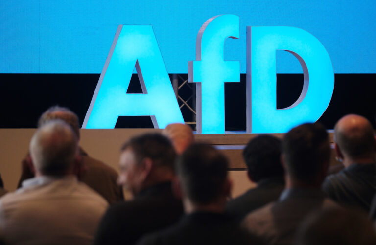 24.05.2024, Sachsen, Glauchau: Delegierte sitzen beim Landesparteitag der sächsischen AfD in einem Saal. Dort wird ein neuer Landesvorstand gewählt. Foto: Sebastian Willnow/dpa +++ dpa-Bildfunk +++ (KEYSTONE/DPA/Sebastian Willnow)