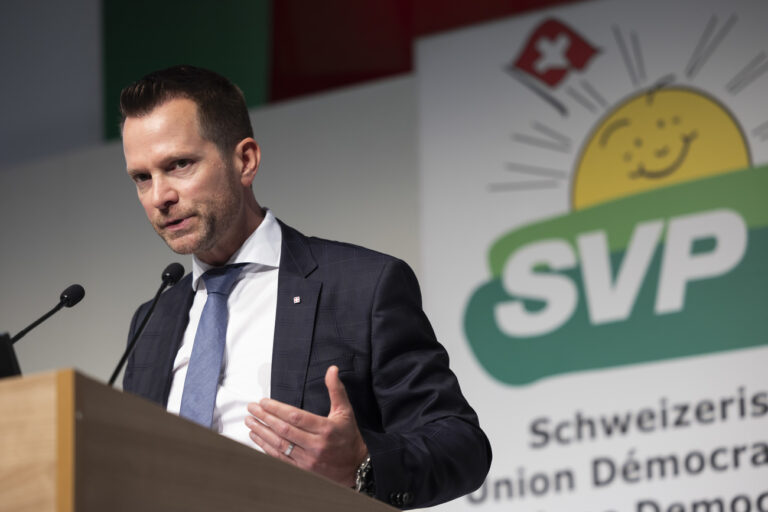 Pascal Schmid, Nationalrat SVP-TG, spricht ueber das Asylwesen, beim Sonderparteitag der SVP, am Samstag, 25. Mai 2024 in Basel. (KEYSTONE/Peter Klaunzer)