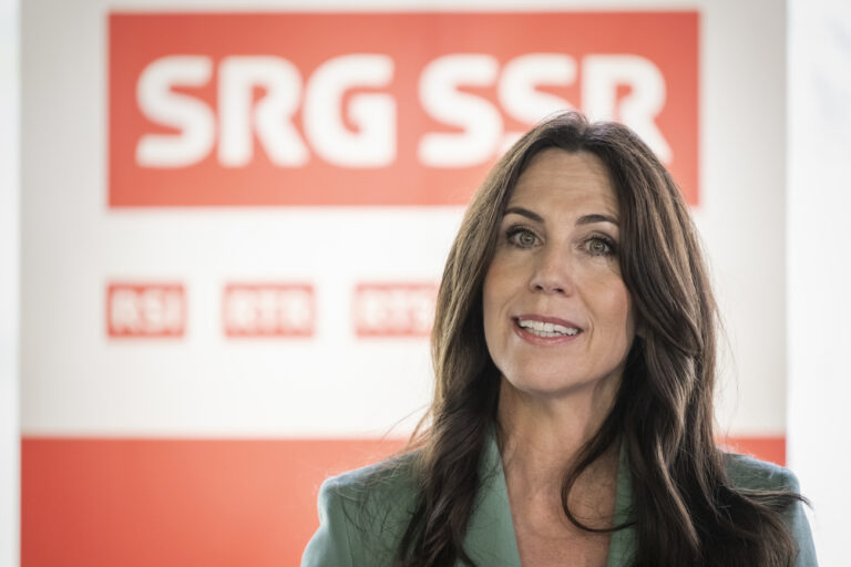 Susanne Wille tritt als neue Generaldirektorin der Schweizerischen Radio- und Fernsehgesellschaft SRG vor die Medien, am Samstag, 25. Mai 2024 in Bern. Die 50-jaehrige Schweizer Journalistin und Moderatorin Wille stammt aus dem Aargau und ist seit Juni 2020 Leiterin der Abteilung Kultur beim Schweizer Radio und Fernsehen SRF und Mitglied der Geschaeftsleitung. Sie wurde am Vormittag vom SRG-Verwaltungsrat gewaehlt und anschliessend von den SRG Delegierten bestaetigt. (KEYSTONE/Alessandro della Valle)