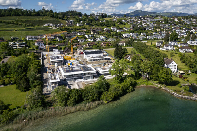 Blick auf die Baustelle des rund 16'000 Quadratmeter grossen Grundstuecks, Mitte, des frueheren Tennisspielers Roger Federer mit dem Baugespann fuer ein Bootshaus, unten rechts, in Kempraten, Rapperswil-Jona am Dienstag, 28. Mai 2024. (KEYSTONE/Michael Buholzer)