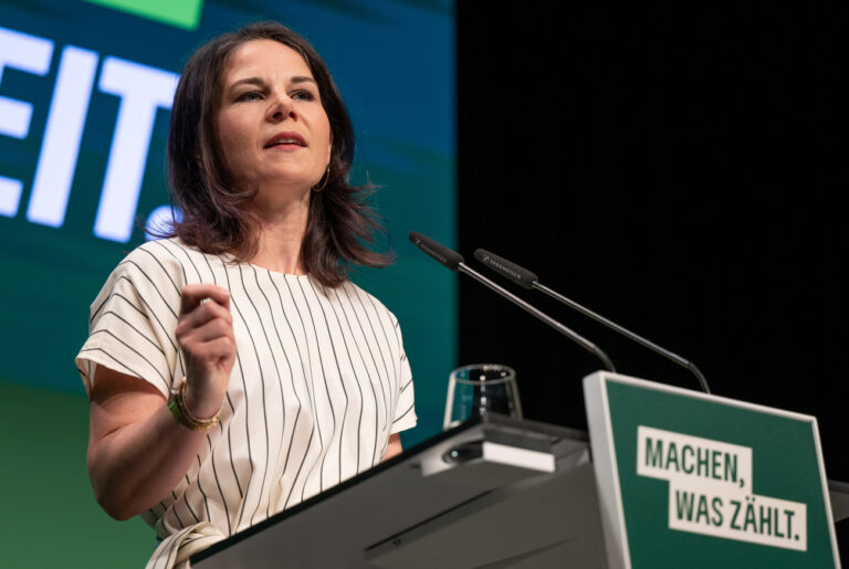 01.06.2024, Brandenburg, Potsdam: Annalena Baerbock, Außenministerin, spricht beim kleinen Parteitag von Bündnis 90/Die Grünen in der Schinkelhalle. Mit einem kleinen Parteitag in Potsdam wollen rund 100 Grünen-Delegierte die heiße Endphase des Europawahlkampfs einläuten. Foto: Monika Skolimowska/dpa +++ dpa-Bildfunk +++ (KEYSTONE/DPA/Monika Skolimowska)