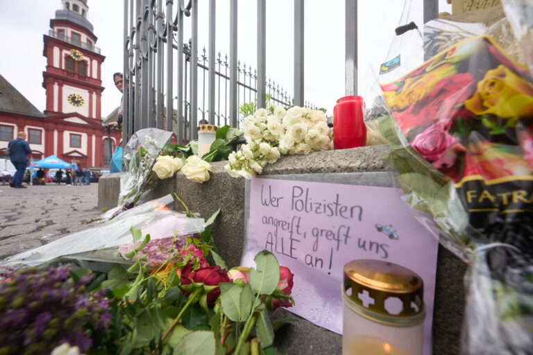 dpatopbilder - 02.06.2024, Baden-Württemberg, Mannheim: Nach der Messerattacke mit mehreren Verletzten in Mannheim erinnern Kerzen und Blumen an die Opfer. Foto: Thomas Frey/dpa +++ dpa-Bildfunk +++ (KEYSTONE/DPA/Thomas Frey)