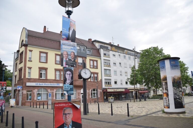 05.06.2024, Baden-Württemberg, Mannheim: Wahlplakate verschiedener Parteien hängen an einem Laternenmasten. In Mannheim ist ein AfD-Gemeinderatskandidat am späten Dienstagabend mit einem Messer angegriffen worden. Der Mann sei verletzt worden, wie die Deutsche Presse-Agentur am Mittwoch erfuhr. Der Täter sei festgenommen worden. Foto: Rene Priebe/dpa +++ dpa-Bildfunk +++ (KEYSTONE/DPA/Rene Priebe)