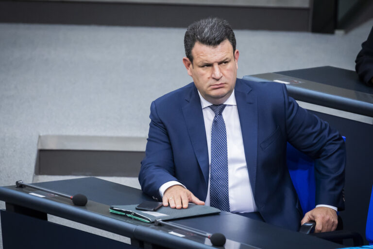 05.06.2024, Berlin: Hubertus Heil (SPD), Bundesminister für Arbeit und Soziales, gedenkt im Plenum des Deutschen Bundestages des durch einen Angriff verstorben Polizisten in Mannheim. Auf der Tagesordnung der 171. Sitzung der 20. Legislaturperiode stehen unter anderem eine Regierungsbefragung mit dem Verteidigungsminister und dem Kanzleramtschef sowie Debatten über die Bundeswehreinsätze in Bosnien-Herzegowina (Eufor Althea) und im Kosovo (KFOR), sowie die Abschaffung des Solidaritätszuschlags. Foto: Christoph Soeder/dpa +++ dpa-Bildfunk +++ (KEYSTONE/DPA/Christoph Soeder)