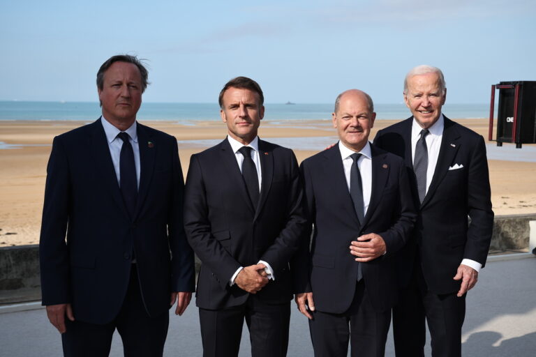 epa11393824 Britain's Foreign Secretary David Cameron (L), France's President Emmanuel Macron (2-L), German Chancellor Olaf Scholz (2-R) and US President Joe Biden (R) during the commemorative ceremony with dozens of heads of States and more than 200 veterans for the 80th anniversary of D-Day landings in Normandy at Omaha Beach, Saint-Laurent-sur-Mer, France, 06 June 2024. More than 160.000 Western allied troops landed on beaches in Normandy on 6 June 1944 launching the liberation of Western Europe from Nazi occupation during World War II. EPA/CHRISTOPHE PETIT TESSON