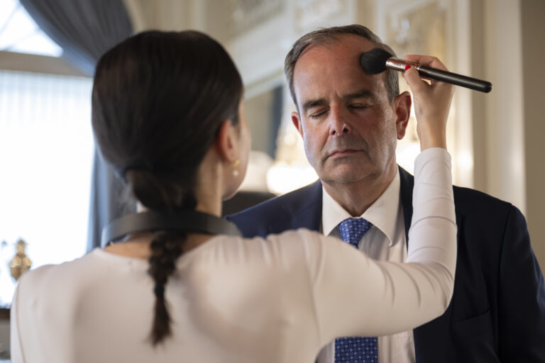 Die Mitte Parteipraesident und Nationalrat Gerhard Pfister, Mitte-ZG, laesst sich schminken kurz vor der Elefantenrunde von Blick TV im Hotel Bellevue, waehrend den Eidgenoessischen Abstimmungen, am Sonntag, 9. Juni 2024, in Bern. (KEYSTONE/Anthony Anex)