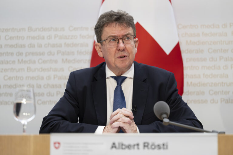 Bundesrat Albert Roesti spricht waehrend einer Medienkonferenz zu den Abstimmungsergebnissen, waehrend den Eidgenoessischen Abstimmungen, am Sonntag, 9. Juni 2024, in Bern. (KEYSTONE/Anthony Anex)