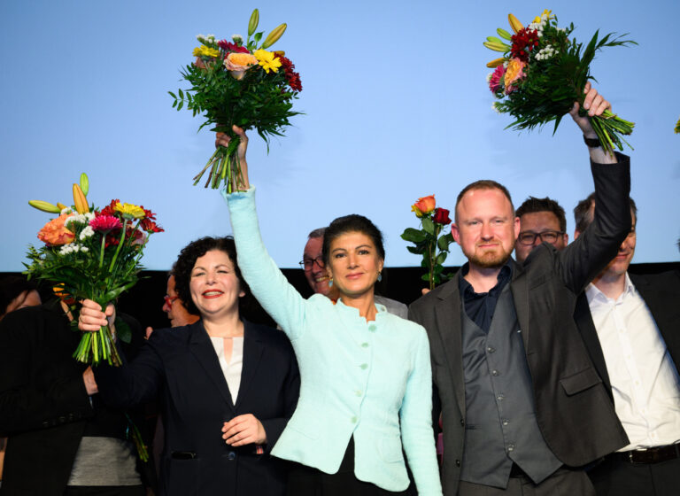 09.06.2024, Berlin: Amira Mohamed Ali (l), Parteivorsitzende des Bündnis Sahra Wagenknecht (BSW), Sahra Wagenknecht, Parteivorsitzende des BSW, und Christian Leye (r), BSW-Generalsekretär, reagieren nach den ersten Prognosen auf der Wahlparty des ·Bündnis Sahra Wagenknecht - Vernunft und Gerechtigkeit· (BSW). Rund 65 Millionen Bürgerinnen und Bürger ab 16 Jahren waren in Deutschland zur Wahl des Europäischen Parlaments aufgerufen. Die Europawahl begann am 6. Juni und in Deutschland wurde am 9. Juni gewählt. Foto: Bernd von Jutrczenka/dpa +++ dpa-Bildfunk +++ (KEYSTONE/DPA/Bernd von Jutrczenka)