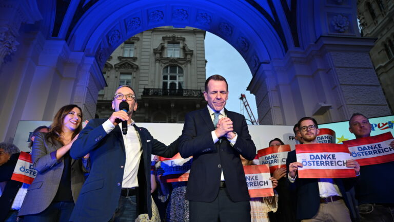 ABD0191_20240609 - WIEN - ÖSTERREICH: FPÖ-Bundesparteiobmann Herbert Kickl (l.) und Spitzenkandidat Harald Vilimsky am Sonntag, 09. Juni 2024, im Rahmen der Wahlparty der FPÖ in Wien. - FOTO: APA/HELMUT FOHRINGER