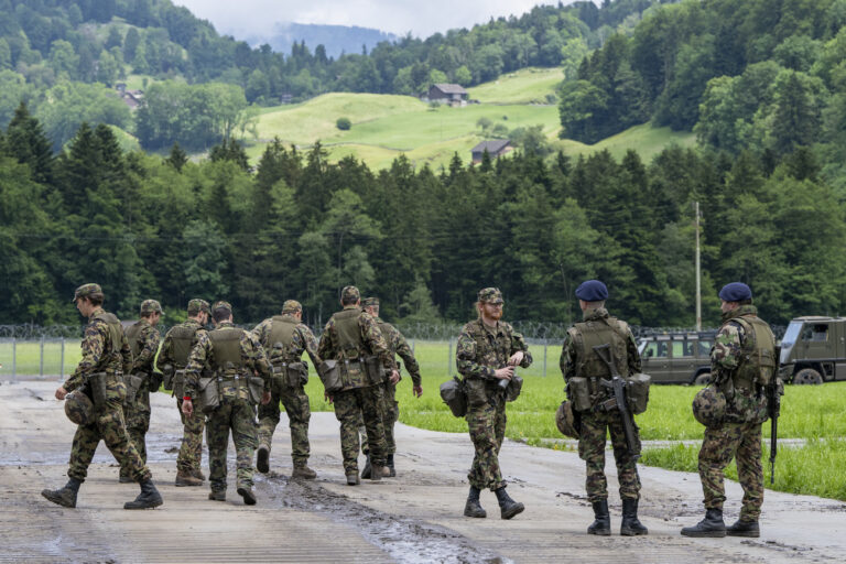 Soldaten der Schweizer Armee beim Aufbau der Helikopter Basis in Obbuergen, anlaesslich einer Medienfuehrung durch die Sicherheitsvorkehrungen der Nidwaldener Kantonspolizei und der Schweizer Armee im Raum Obbuergen in der Gemeinde Stansstad im Kanton Nidwalden unterhalb des Buergenstock Resort am Montag, 10. Juni 2024. Auf dem Buergenstock findet am kommenden Wochenende eine Ukraine Friedenskonferenz mit über 90 Delegationen aus der ganzen Welt statt. (KEYSTONE/Urs Flueeler)