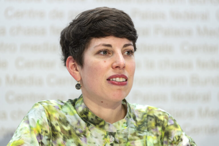 Lisa Mazzone, Praesidentin Gruene Schweiz, spricht an einer Medienkonferenz zur Lancierung der Solar-Initiative, am Dienstag, 11. Jun i 2024, in Bern. (KEYSTONE/Peter Schneider)