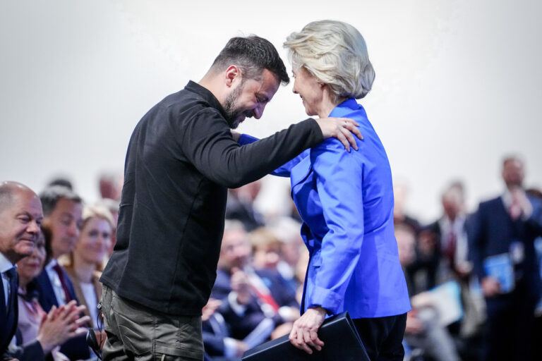 dpatopbilder - 11.06.2024, Berlin: Ursula von der Leyen, Präsidentin der Europäischen Kommission, und Wolodymyr Selenskyj, Präsident der Ukraine, umarmen sich bei der Internationalen Konferenz zum Wiederaufbau der Ukraine in Berlin. Die internationale Wiederaufbaukonferenz für die Ukraine findet in Berlin am 11. und 12. Juni statt. Foto: Kay Nietfeld/dpa +++ dpa-Bildfunk +++ (KEYSTONE/DPA/Kay Nietfeld)