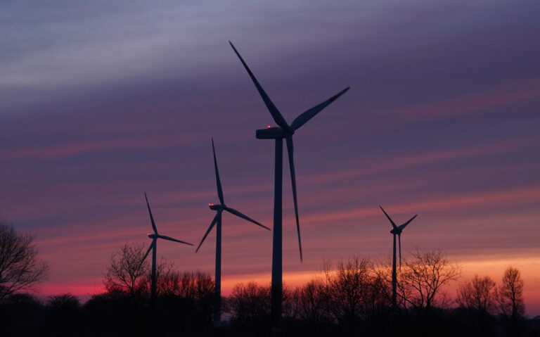 ARCHIV - 26.02.2024, Schleswig-Holstein, Eggstedt: Windräder drehen sich vor dem rötlich gefärbten Abendhimmel. (zu dpa: «Schwarz-Grün rüttelt nicht an Windrad-Abständen») Foto: Marcus Brandt/dpa +++ dpa-Bildfunk +++ (KEYSTONE/DPA/Marcus Brandt)