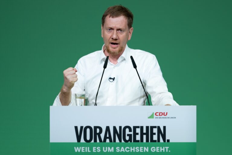 15.06.2024, Sachsen, Löbau: Michael Kretschmer (CDU), Ministerpräsident von Sachsen, spricht auf dem Landesparteitag seiner Partei. Die sächsische CDU will auf dem Parteitag ihr Regierungsprogramm für die Landtagswahl am 1. September beschließen. (zu dpa: «Kretschmer mahnt parteiübergreifendes Vorgehen in zentralen Fragen an») Foto: Sebastian Kahnert/dpa +++ dpa-Bildfunk +++ (KEYSTONE/DPA/Sebastian Kahnert)