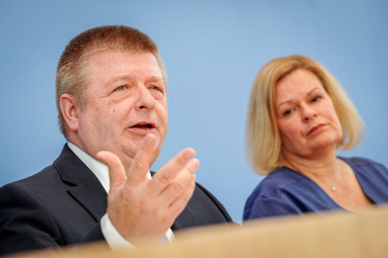 18.06.2024, Berlin: Nancy Faeser (SPD), Bundesministerin für Inneres und Heimat, und Thomas Haldenwang, Präsident des Bundesamtes für Verfassungsschutz (BfV), stellen bei einer Pressekonferenz den Verfassungsschutzbericht 2023 vor. Foto: Kay Nietfeld/dpa +++ dpa-Bildfunk +++ (KEYSTONE/DPA/Kay Nietfeld)