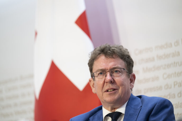 Bundesrat Albert Roesti spricht an einer Medienkonferenz ueber die Botschaft des Bundesrats zur SRG-Initiative und Hoehe der Radio-und Fernsehabgabe, am Mittwoch, 19. Juni 2024, im Medienzentrum Bundeshaus in Bern. (KEYSTONE/Anthony Anex)