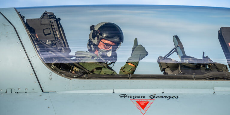 20.06.2024, Mecklenburg-Vorpommern, Rostock-Laage: Friedrich Merz, CDU Bundesvorsitzender und CDU/CSU Fraktionsvorsitzender im Bundestag, sitzt im Cockpit eines Eurofighters der Bundeswehr. Merz flog als «Passagier» in einem zweisitzigen Eurofighter des «Taktischen Luftwaffengeschwaders 73» um sich über die Arbeit der Luftwaffe zu informieren. Foto: Michael Kappeler/dpa +++ dpa-Bildfunk +++ (KEYSTONE/DPA/Michael Kappeler)