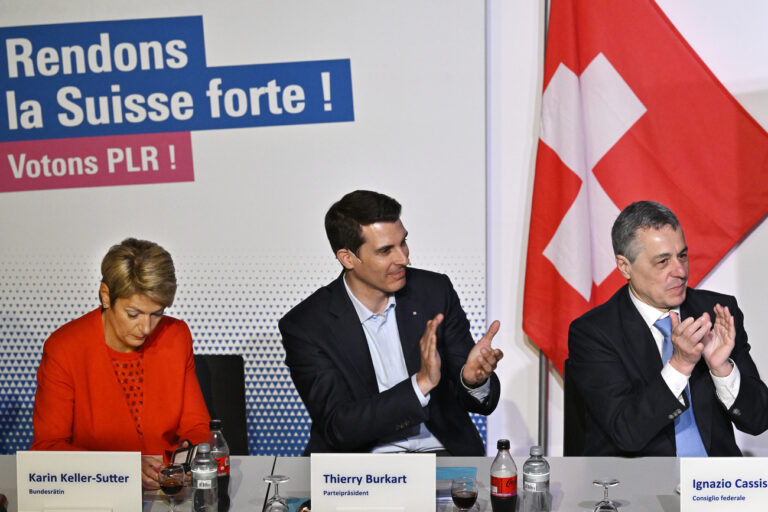 Bundesraetin Karin Keller-Sutter, links, Parteipraesident Thierry Burkart, Mitte, und Bundesrat Ignazio Cassis, rechts, an der FDP-Delegiertenversammlung in Moeriken-Wildegg am Samstag, 22. Juni 2024. (KEYSTONE/Walter Bieri )