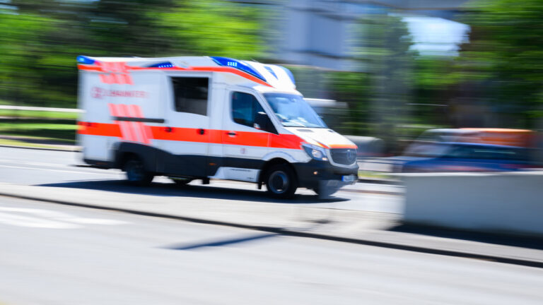 ARCHIV - 15.05.2024, Niedersachsen, Hannover: Ein Rettungswagen fährt zur Notaufnahme der Medizinischen Hochschule Hannover MHH. (zu dpa: «Umfrage: Deutsche immer unzufriedener mit Gesundheitssystem») Foto: Julian Stratenschulte/dpa +++ dpa-Bildfunk +++ (KEYSTONE/DPA/Julian Stratenschulte)