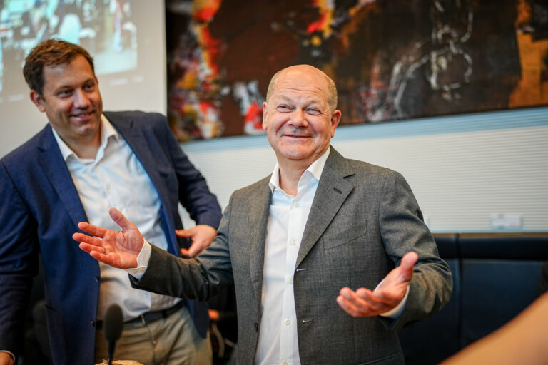 25.06.2024, Berlin: Bundeskanzler Olaf Scholz (r, SPD) und Lars Klingbeil, SPD-Bundesvorsitzender, nehmen an der Fraktionssitzung ihrer Partei teil. Foto: Kay Nietfeld/dpa +++ dpa-Bildfunk +++ (KEYSTONE/DPA/Kay Nietfeld)