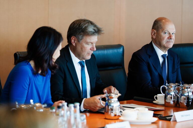 epa11438608 (L-R) German Foreign Minister Annalena Baerbock, German Minister for Economy and Climate Robert Habeck and German Chancellor Olaf Scholz attend a meeting of the German government's cabinet in Berlin, Germany, 26 June 2024. During its 106th meeting, the members of the cabinet are about to discuss a modernization of the arbitration law. EPA/CLEMENS BILAN