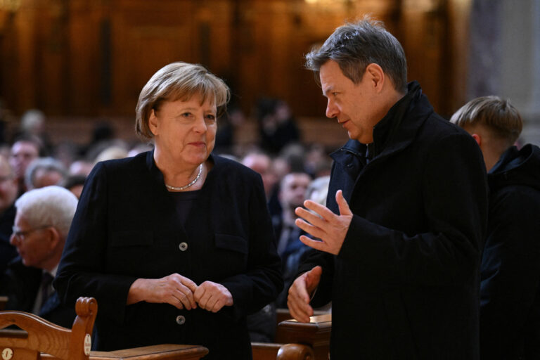 ARCHIV - 22.01.2024, NA, Berlin: Angela Merkel (CDU), ehemalige Bundeskanzlerin, spricht vor Beginn des Gedenkgottesdienstes anlässlich des Trauerstaatsaktes für Wolfgang Schäuble im Berliner Dom mit Robert Habeck, (Bündnis 90/Die Grünen) Bundesminister für Wirtschaft und Klimaschutz. Zum 70. Geburtstag bescheinigt Habeck der früheren Kanzlerin Humor und «Normalität». (zu dpa: «Habeck lobt Ex-Kanzlerin Merkel für ihre «Normalität in Perfektion»») Foto: Annegret Hilse/Reuters/Pool/dpa +++ dpa-Bildfunk +++ (KEYSTONE/DPA/Annegret Hilse)