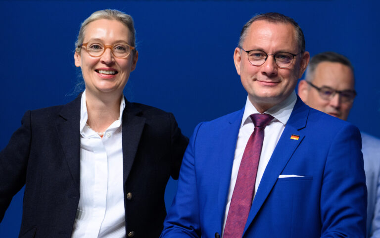 dpatopbilder - 29.06.2024, Nordrhein-Westfalen, Essen: Alice Weidel (l), Bundesvorsitzende der AfD, und Tino Chrupalla, Bundesvorsitzender der AfD, unterhalten sich zu Beginn vom Bundesparteitag der AfD in der Grugahalle in Essen. Die AfD will bei dem zweitägigen Parteitag unter anderem den Bundesvorstand neu wählen. Gegen das Treffen haben zahlreiche Organisationen Widerstand und mehr als ein Dutzend Gegendemonstrationen angekündigt. Foto: Bernd von Jutrczenka/dpa +++ dpa-Bildfunk +++ (KEYSTONE/DPA/Bernd von Jutrczenka)