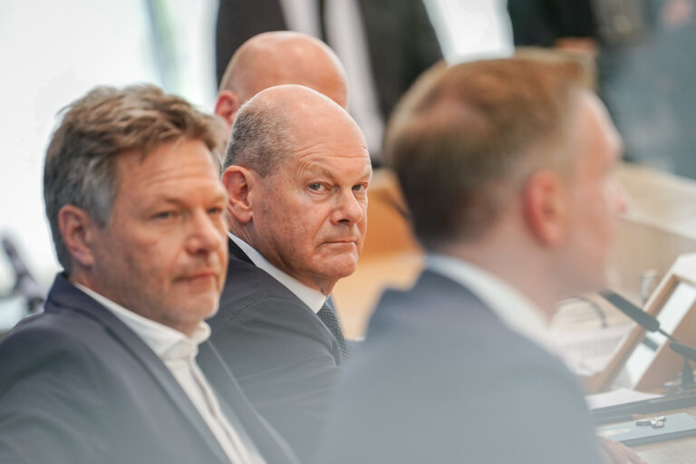 05.07.2024, Berlin: Bundeskanzler Olaf Scholz (SPD, M), Robert Habeck (l, Bündnis 90/Die Grünen), Bundesminister für Wirtschaft und Klimaschutz, und Christian Lindner (FDP), Bundesminister der Finanzen, nehmen an einer Pressekonferenz zum Haushaltsplan 2025 teil. Die Koalitionsparteien haben sich auf einen Entwurf zum Haushalt geeinigt. Foto: Kay Nietfeld/dpa +++ dpa-Bildfunk +++ (KEYSTONE/DPA/Kay Nietfeld)